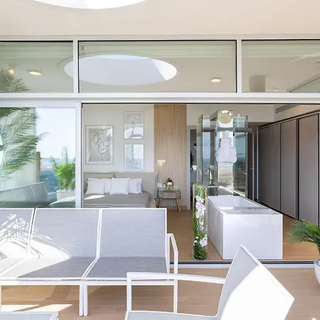 Ensuite Deluxe Jacuzzi & Parking Privado Апартаменты Фуэнхирола