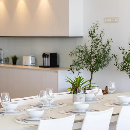 Ensuite Deluxe Jacuzzi & Parking Privado Апартаменты Фуэнхирола