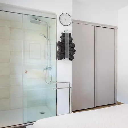 公寓 Ensuite Deluxe Jacuzzi & Parking Privado