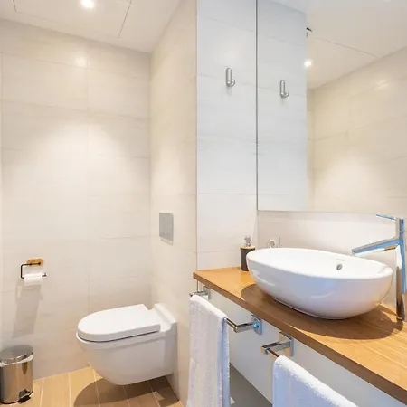 Ensuite Deluxe Jacuzzi & Parking Privado