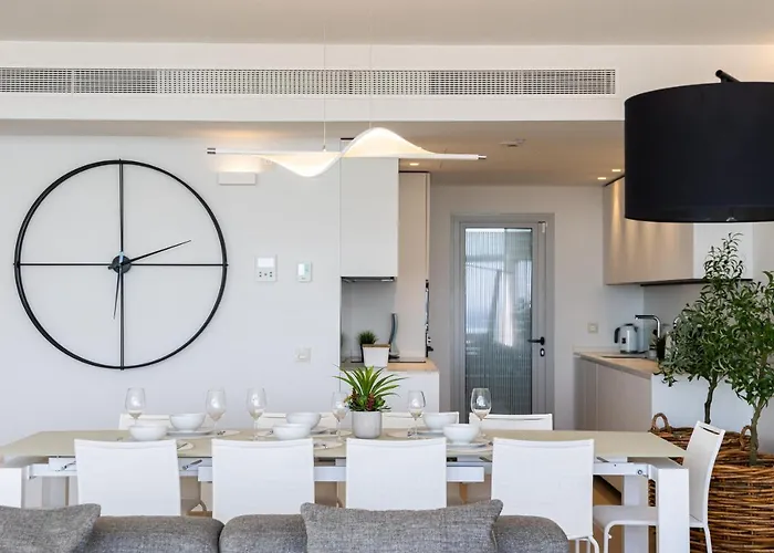 Ensuite Deluxe Jacuzzi & Parking Privado Apartman *