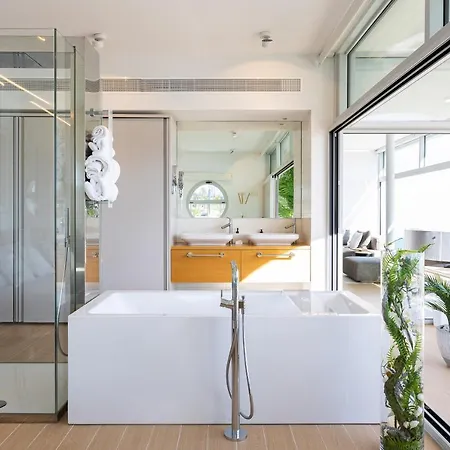 Ensuite Deluxe Jacuzzi & Parking Privado פואנגירולה